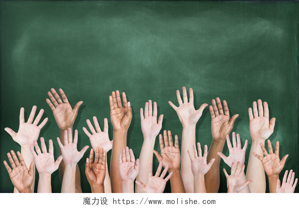 黑板前大家争相举手手里提着黑板